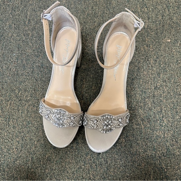 Betsey Johnson sz 8 wide 8W embellished toe strap block heel sandal formal party - Picture 12 of 12